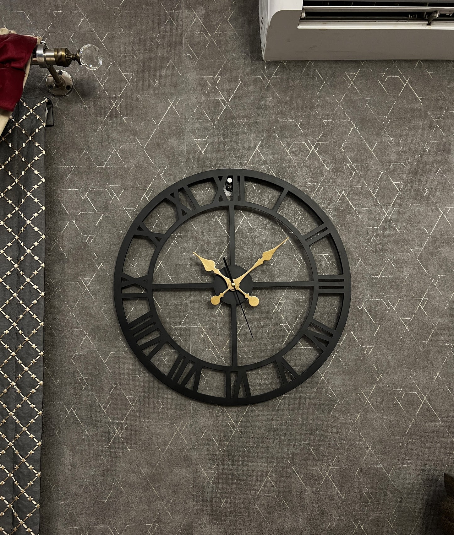 Enrose Premium 15/18 Inch Metal Wall Clock with Roman Numerals for Living Room, Office, Bedroom Decore – Silent Movement Non-Ticking