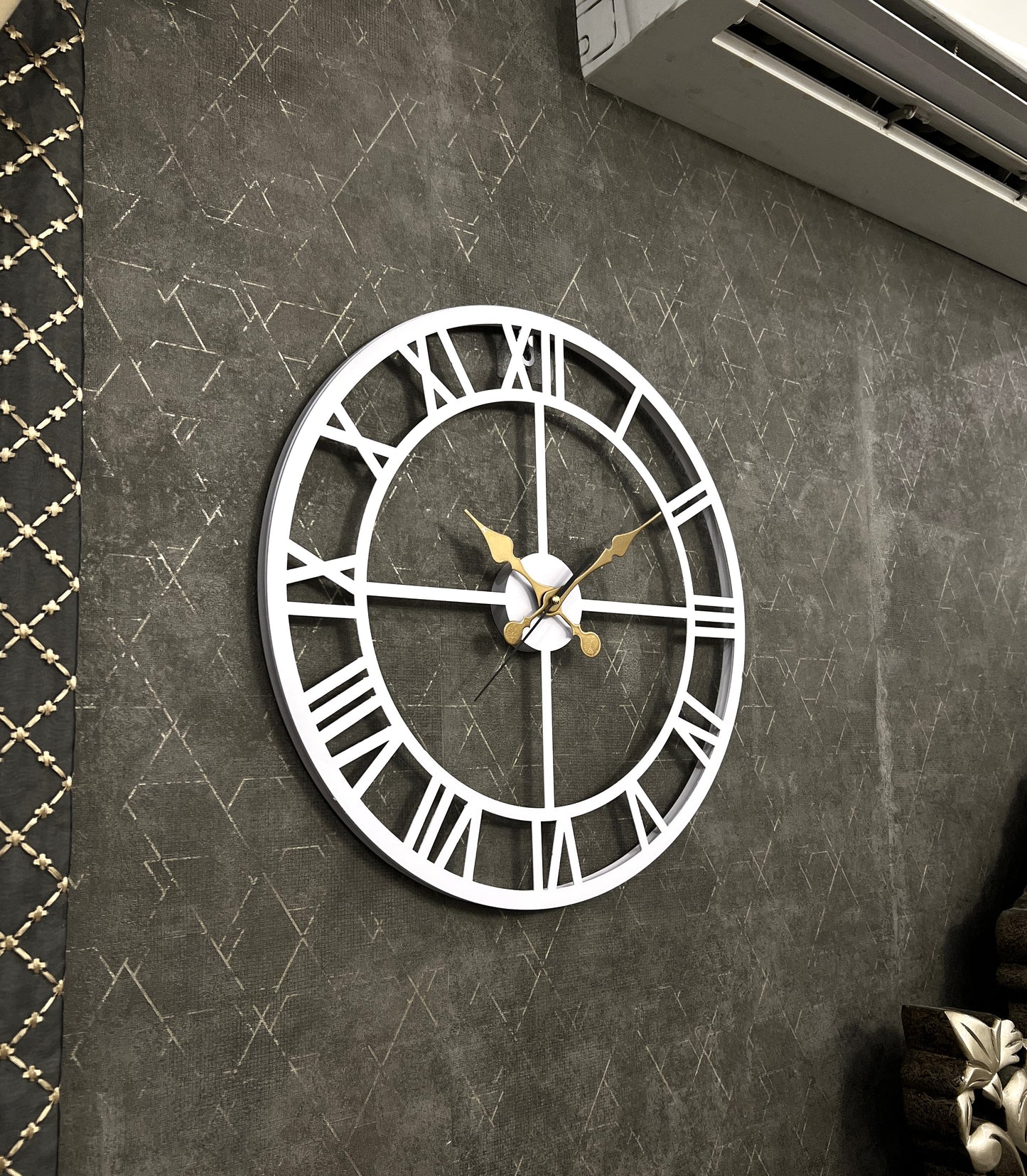Enrose Premium 15/18 Inch Metal Wall Clock with Roman Numerals for Living Room, Office, Bedroom Decore – Silent Movement Non-Ticking